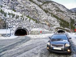 Auto vor einem Tunnel, Winterlandschaft von Norwegen. foto