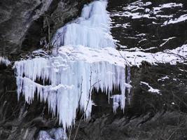 gefrorener wasserfall und eiszapfen, schöne landschaft in norwegen. foto