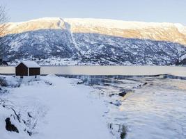 winterlandschaft am gefrorenen fjordseefluss, framfjorden norwegen. foto