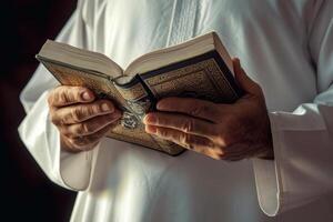 ai generiert Muslim des Mannes Hand halten Koran mit generativ ai foto