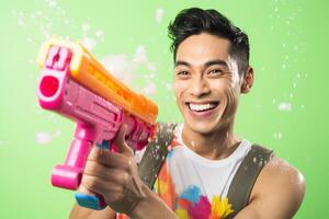 ai generiert ein Mann spielen Wasser Gewehr beim Songkran Tag mit generativ ai foto