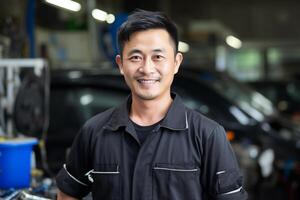ai generiert asiatisch Auto Mechaniker lächelnd im Garage Bokeh Stil Hintergrundmit generiert ai foto