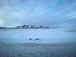 ein Aussicht von das Island Landschaft im das Winter bedeckt mit Schnee in der Nähe von das Golfos Wasserfall foto