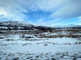 ein Aussicht von das Island Landschaft im das Winter bedeckt mit Schnee in der Nähe von das Golfos Wasserfall foto
