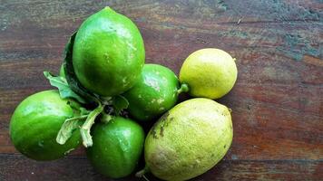 reif Zitrone Obst auf Ast mit Grün Blätter. Zitrone Obst mit Grün Blatt. natürlich Zitrone Obst schweben. frisch Gelb reif Zitronen. foto