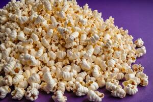 ai generiert Bulk Popcorn Snack auf beschwingt lila foto