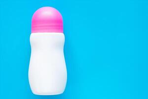 weiblich Deodorant oder rollen auf Flasche mit Rosa Startseite auf Blau Hintergrund foto
