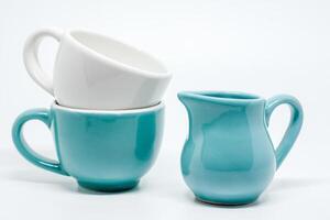 zwei Keramik Tasse und Krug auf Weiß Hintergrund foto