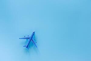 Flugzeug Modell- auf Blau Hintergrund foto