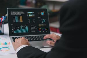 Geschäftsleute verwenden Technologie zu verwalten Daten Analyse Instrumententafel Bericht Buchhaltung finanziell und System Information Strategie Wachstum Plattform Geschäft Konzept. foto