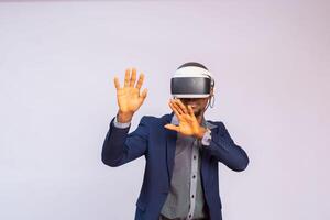 Angst jung Mann spielen Video Spiele im vr Brille oder 3d Gläser, tragen virtuell Wirklichkeit Headset zum auf seine Kopf foto