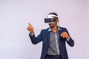 gut aussehend Mann spielen Video Spiele im vr Brille oder 3d Gläser, tragen virtuell Wirklichkeit Headset Gerät foto