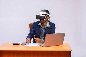Mitarbeiter mit virtuell Wirklichkeit Brille im Büro foto