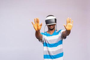 jung glücklich und aufgeregt Mann tragen virtuell Wirklichkeit vr 360 Vision Brille genießen Video Spiel isoliert auf klar Hintergrund im Innovation und Spielen foto