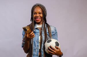 weiblich halten Smartphone. jung Dame Herstellung Sport Wetten online mit Handy, Mobiltelefon Anwendung. foto