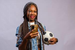 froh positiv Dame unterstützen Fußball Team, Sport Wetten, aktiv Leben, Alter Konzept foto