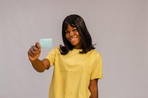 attraktiv Geschäft Frau halten Geschäft Karte im Vorderseite von ihr, isoliert auf Weiß Hintergrund foto
