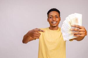 afrikanisch Junge halten Geld lächelnd foto
