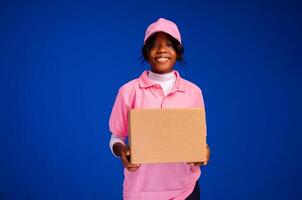 ziemlich afrikanisch Lieferung Arbeiter halten ein Box foto