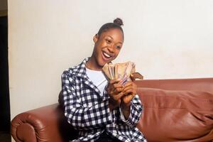 ehrgeizig aufgeregt schwarz Frau mit Geld foto