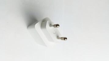 Universal- Stecker Adapter auf Weiß Hintergrund foto