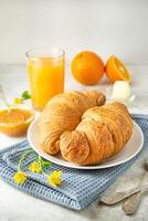 europäisch Frühstück mit frisch Croissants, Marmelade und Orange Saft. Frühstück auf ein Licht Tisch, Seite Sicht. Essen Hintergrund. foto