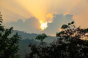 atemberaubend Sommer- Sonnenaufgang Aussicht Über das Berge mit schön See, Kerala Natur Landschaft Bild zum Reise und Tourismus Konzept foto