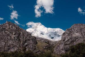 Huascaran schneebedeckt Berg gesehen von das llanganuco Lagune. foto
