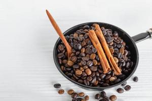 Kaffeebohnen in einer Pfanne geröstet foto