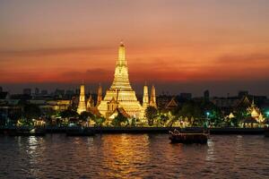 wat arun Tempel im Sonnenuntergang, Tempel von Dämmerung in der Nähe von Chao Phraya Fluss. Wahrzeichen und Beliebt zum Tourist Attraktion und Reise Ziel im Bangkok, Thailand und Süd-Ost Asien Konzept foto