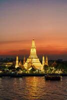 wat arun Tempel im Sonnenuntergang, Tempel von Dämmerung in der Nähe von Chao Phraya Fluss. Wahrzeichen und Beliebt zum Tourist Attraktion und Reise Ziel im Bangkok, Thailand und Süd-Ost Asien Konzept foto