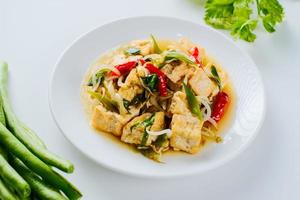 indonesische Stir-Fry-Bohnensprossen gemischt mit gebratenem Tofu foto