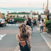 Frau Tourist Besuch im Kamakura, Kanagawa, Japan. glücklich Reisender Besichtigung kamakurakokomae Zug Bahnhof. Wahrzeichen und Beliebt zum Touristen Attraktion in der Nähe von Tokio. Reise und Ferien Konzept foto