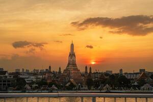 wat arun Tempel im Sonnenuntergang, Tempel von Dämmerung in der Nähe von Chao Phraya Fluss. Wahrzeichen und Beliebt zum Tourist Attraktion und Reise Ziel im Bangkok, Thailand und Süd-Ost Asien Konzept foto