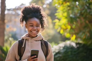 ai generiert froh Hochschule Bummel, lächelnd afrikanisch Teen mit Smartphone im Hand foto