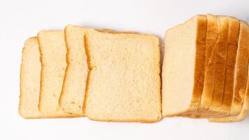 geschnitten Brot isoliert auf Weiß Hintergrund mit Ausschnitt Weg. foto