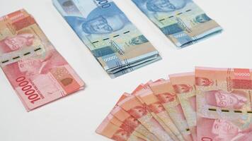 Foto von indonesisch Rupiah Banknoten. finanziell Verwaltung Konzept, auf ein Weiß Hintergrund