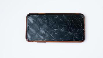 Foto von Smartphone mit gebrochen Berührungssensitiver Bildschirm Anzeige auf Weiß Hintergrund
