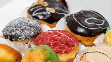 Foto von Donuts isoliert im Weiß Hintergrund. Donuts mit ein Vielfalt von Belag und Aromen auf oben