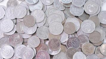 Sammlung von indonesisch Rupiah Münzen auf ein Weiß Hintergrund. foto