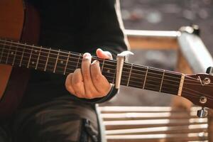 ein Besucher ist spielen Gitarre im ein Essen Stall. spielen ein akustisch Gitarre foto