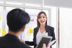 Zusammenarbeit Sitzungen, Geschäft Menschen Treffen im das Büro Arbeitsplatz, Büro Arbeitskräfte Arbeiten im Mannschaft Konferenz foto