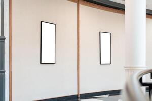 Mockup-Bild von leeren Plakaten mit weißem Bildschirm für Werbung, leere Fotorahmen werden im Café für Ihr Design angezeigt foto