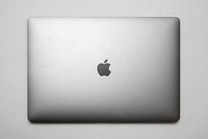 belgrad, serbien, 18. juli 2020 - überblick bei geschlossenem macbook-computer. Das MacBook ist eine Marke von Notebook-Computern, die von Apple Inc. hergestellt werden. foto