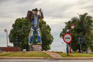 Brasilien, 2021 -Kreisverkehr mit einer Statue foto