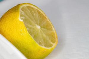 in Scheiben geschnittenes Zitronenessen foto