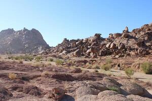 ein schön tagsüber Aussicht von das Berg Angebot benachbart zu Teilt Felsen im Tabuk, Saudi Arabien. foto