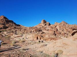 ein schön tagsüber Aussicht von das Berg Angebot benachbart zu Teilt Felsen im Tabuk, Saudi Arabien. foto