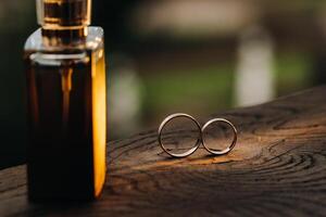 zwei Hochzeit Engagement Ringe auf ein hölzern Base zum ein Gold Ring von ein liebend Hochzeit Paar.Konzept von Liebe. foto