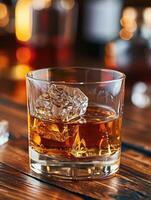 ai generiert ein Glas von gut Whiskey mit Eis auf hölzern Schreibtisch foto